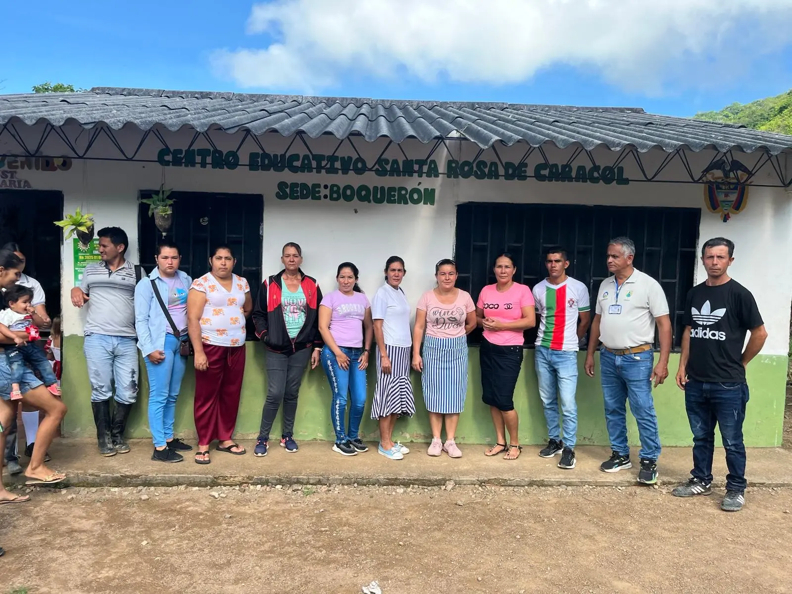 Comunidad frente al Centro Educativo Santa Rosa de Caracol, sede Boquerón