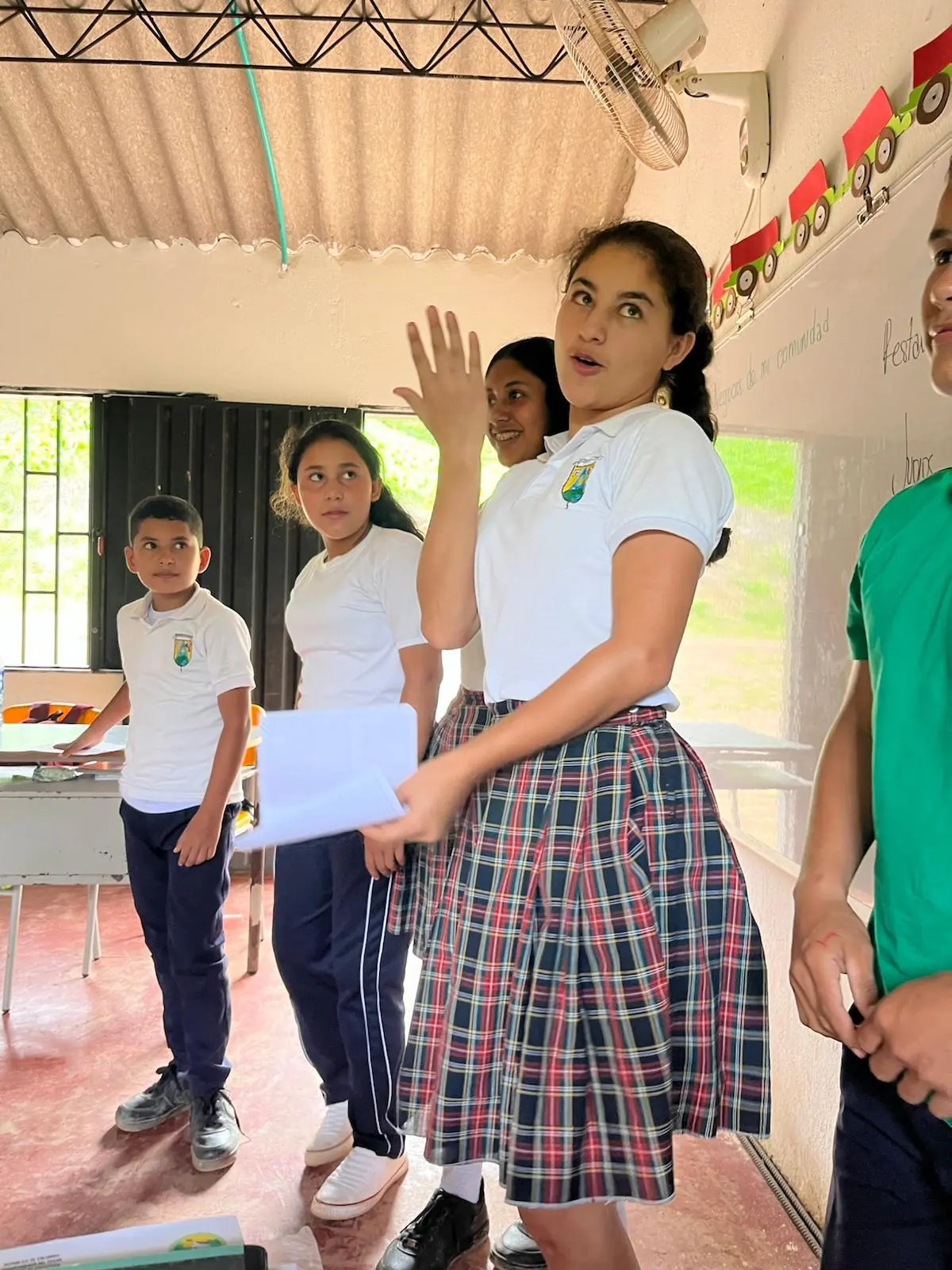 Estudiante presentando en el aula